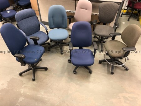 Photo de 7 chaises de bureau variées