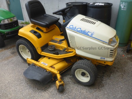 Picture of Cub Cadet 2518 Ride-On Lawn Mo
