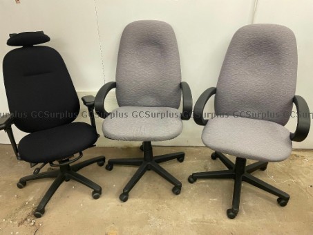 Photo de 3 chaises de bureau variées