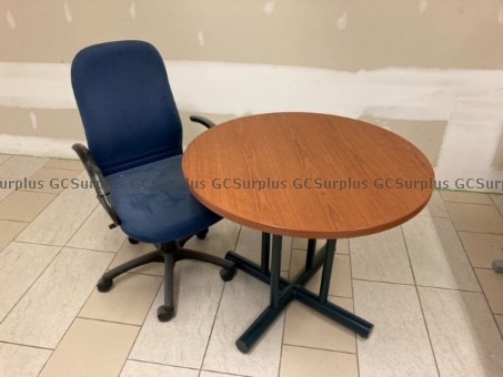 Photo de Table et chaises usagées