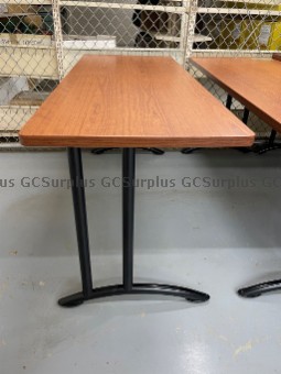Photo de 6 tables autoportantes Teknion