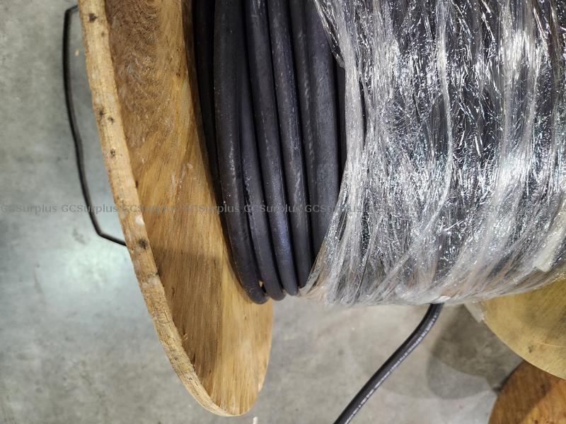 Photo de Deux bobines de câbles variés