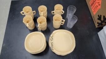 Picture of Assorted Plastic Dishes