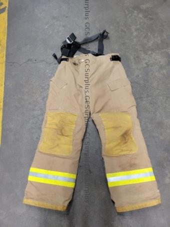 Photo de Bottes et vêtements de pompier