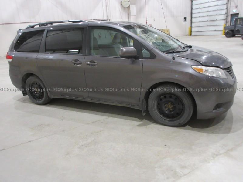 Picture of 2013 Toyota Sienna (134328 KM)