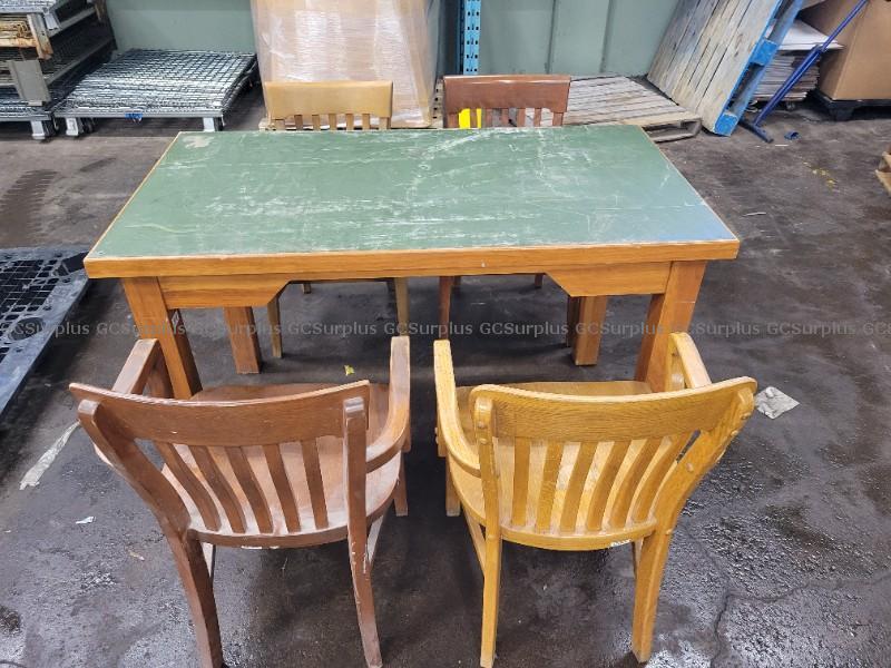 Photo de Table et 4 chaises