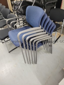 Photo de 12 chaises d'invités