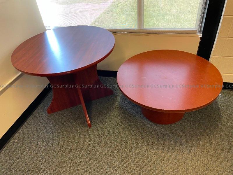 Photo de Table en bois rouge