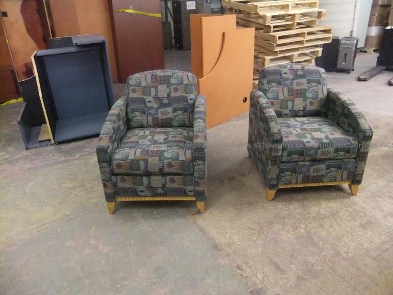 Photo de 2 chaises à coussin assorties