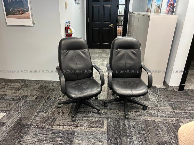 Photo de 2 chaises pour salle de confér