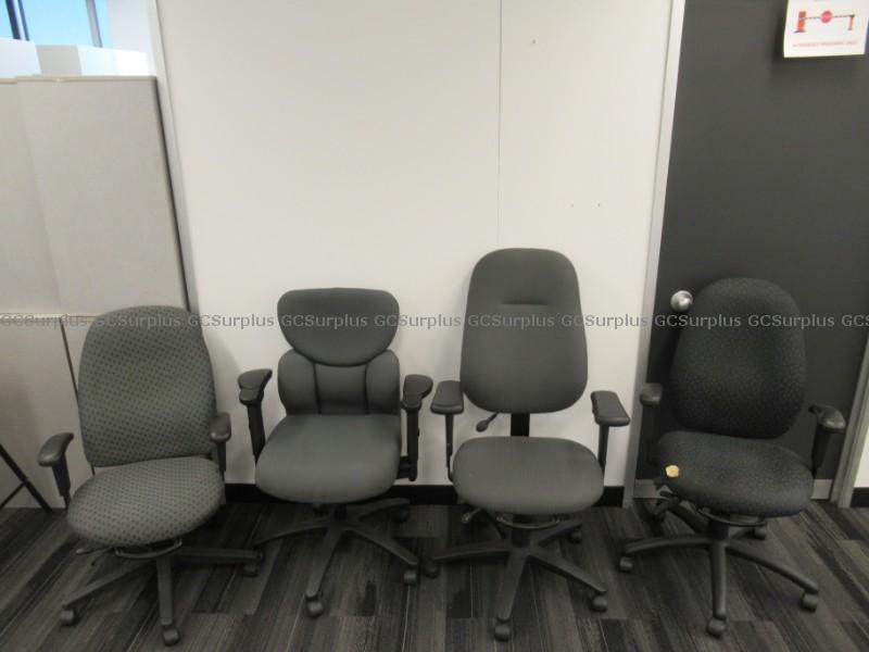 Photo de 4 chaises ergonomiques à accou