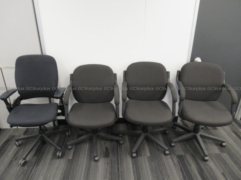 Photo de 4 chaises de bureau à accoudoi