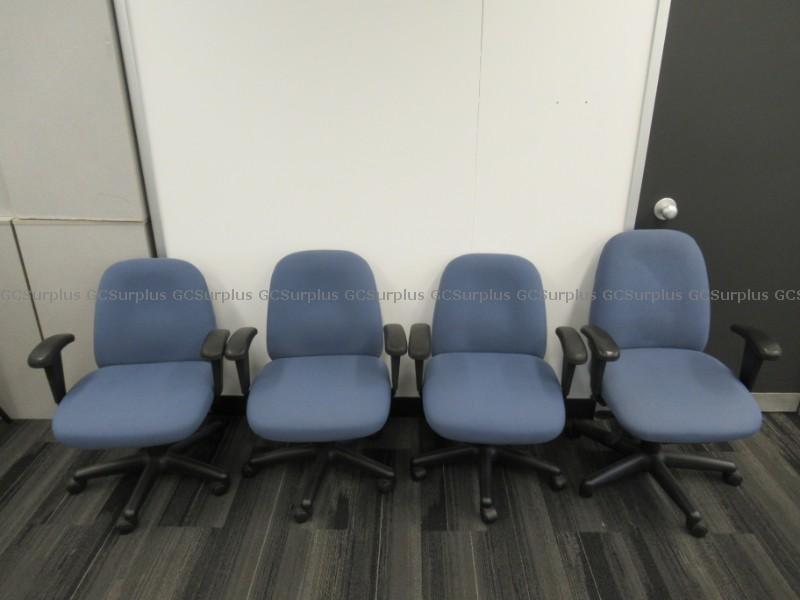 Photo de 4 chaises de bureau bleues