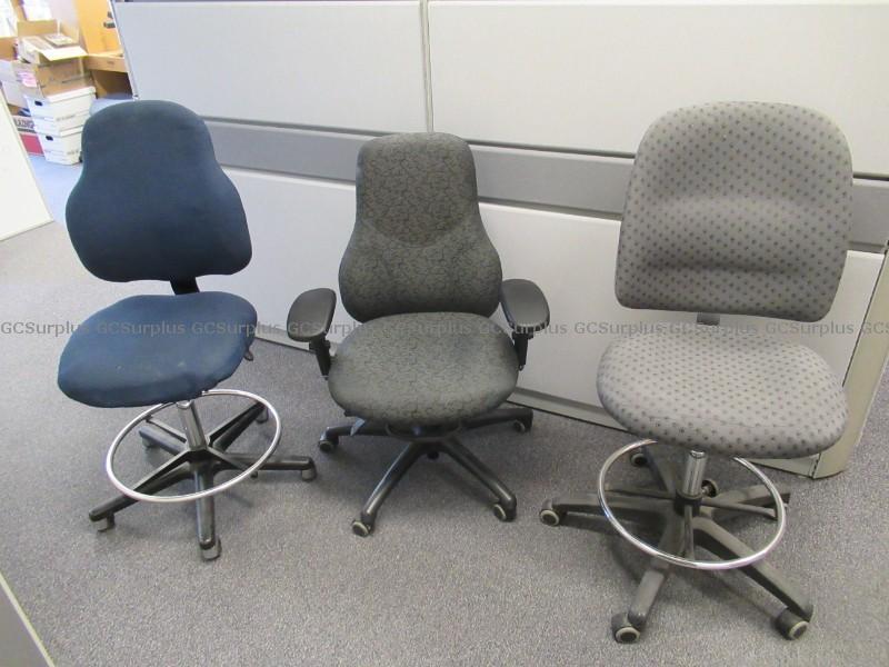 Photo de 3 chaises de bureau variées