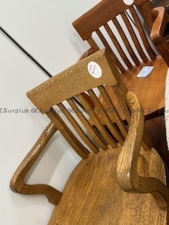 Photo de 4 chaises en bois avec accoudo