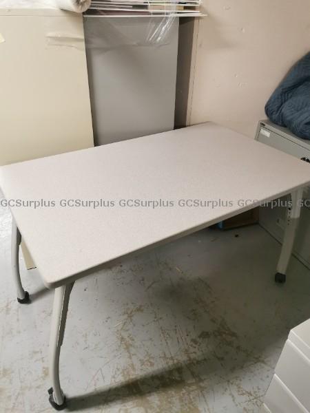 Photo de Table réglable sur roulettes