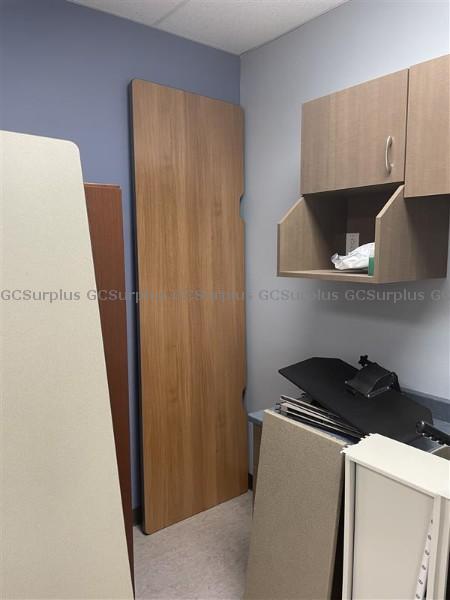 Picture of Lot of Office Surfaces and Par