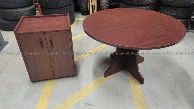 Photo de Armoire et table en bois de ce