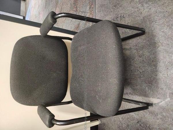 Photo de 16 chaises de bureau