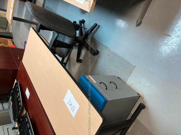 Photo de Bureau avec chaise et classeur