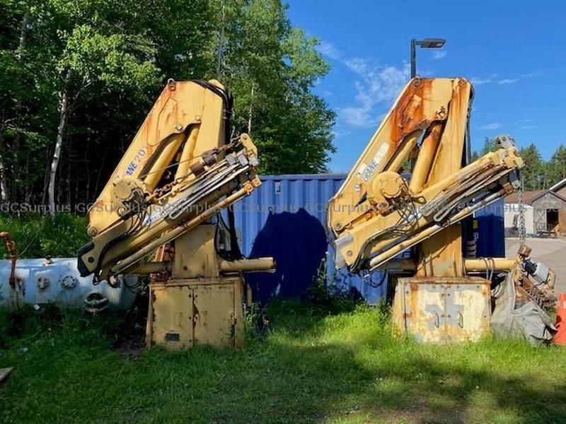 Photo de 2 grues marines HIAB 201