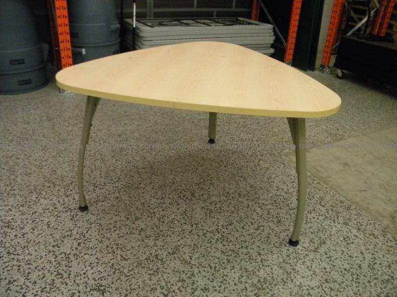 Photo de Table triangulaire