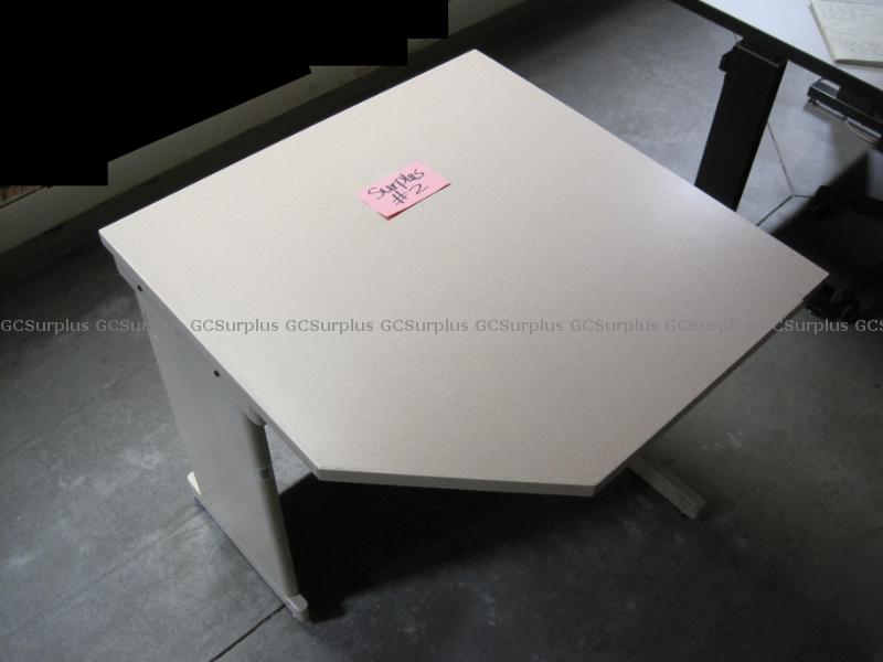 Photo de Tables en métal