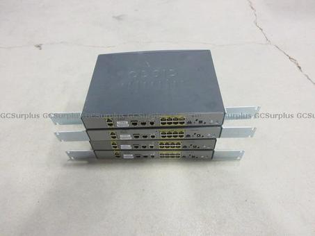 Photo de 4 routeurs Cisco