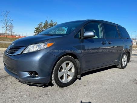 Picture of 2017 Toyota Sienna (151957 KM)