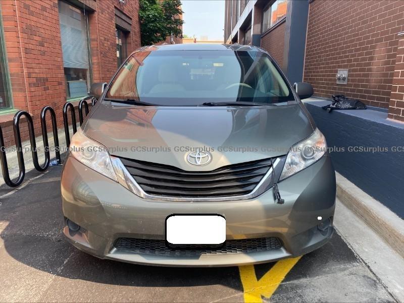 Photo de Toyota Sienna LE, 2011 - répar