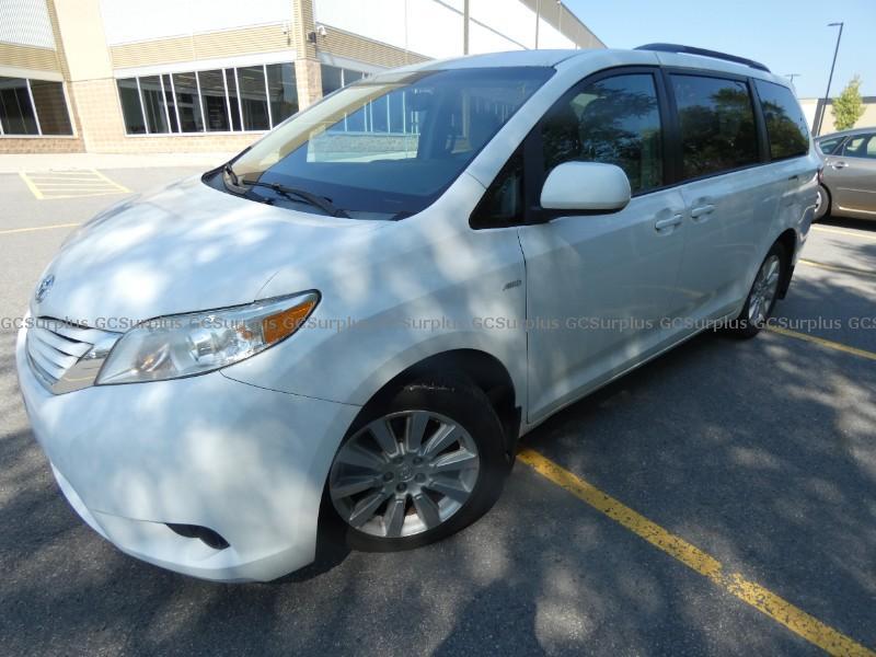 Photo de Toyota Sienna LE, 2016